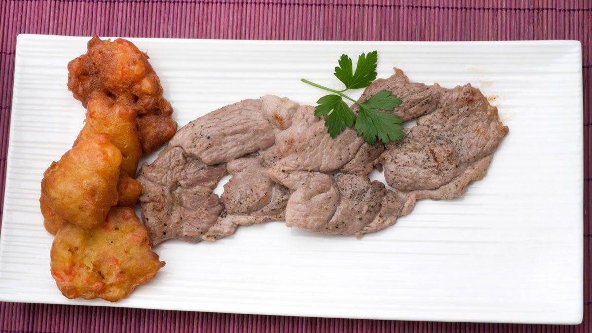 Filetes de cordero con buñuelos de pimiento