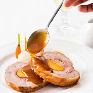 Pierna de cordero Ternasco de Aragón rellena de foie y orejones de Melocotón de Calanda con salsa de moscatel