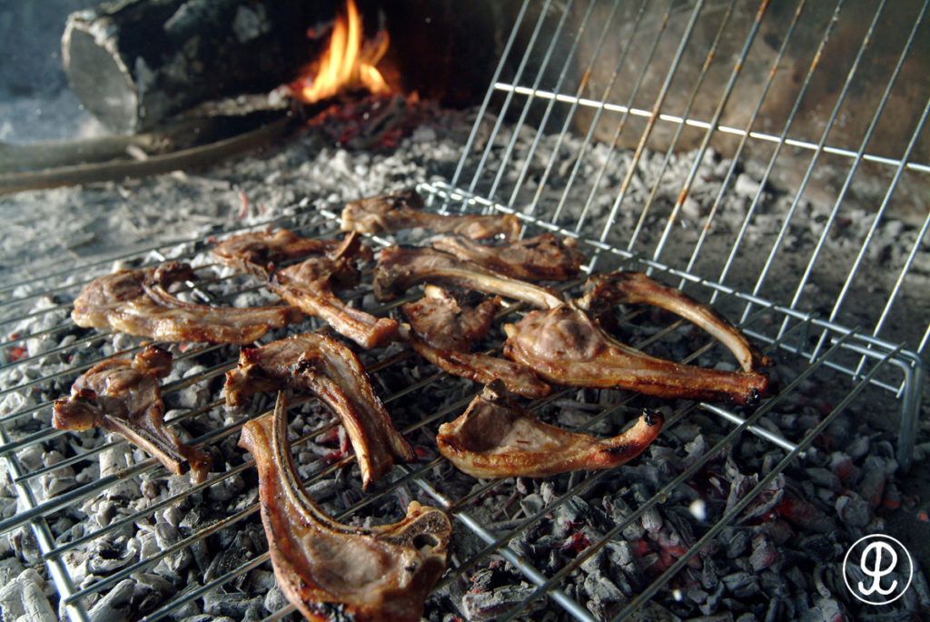 Costillas a la brasa en la parrilla
