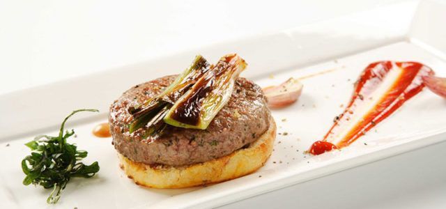 hamburguesa de cordero en plato