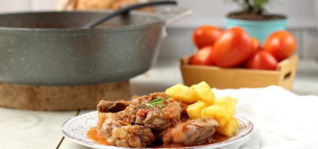 Caldereta de cordero guisado con patatas