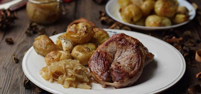 tournedos de cordero ternasco de aragon con patatas y cebolla caramelizada