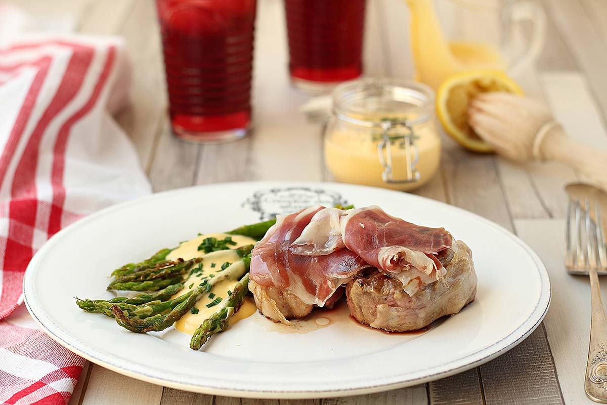 tournedos de cordero ternasco de aragon con trigueros y salsa holandesa