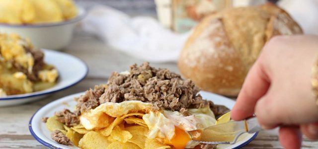 huevos rotos con cordero