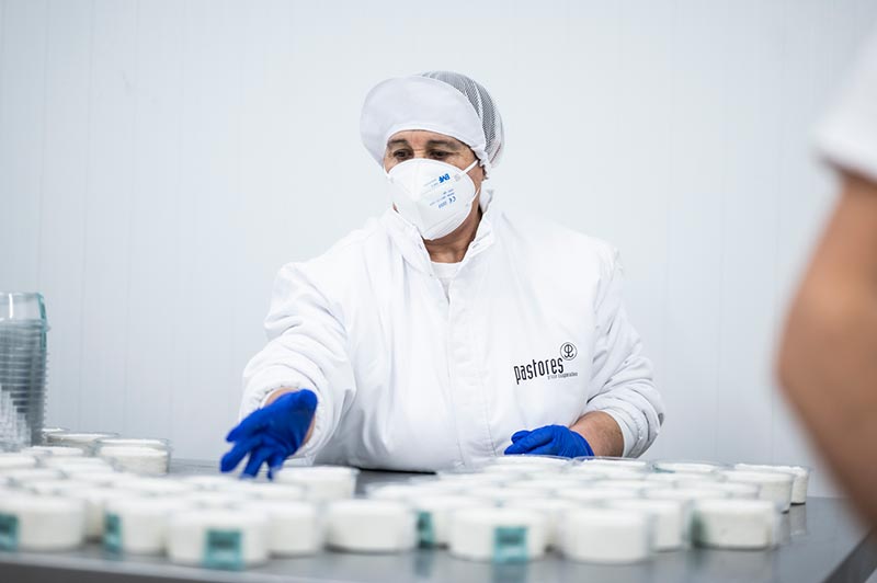 Envasando tarrinas queso fresco