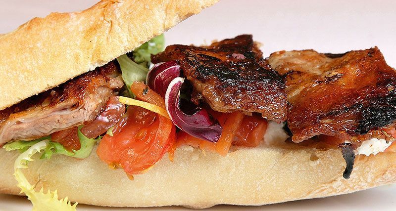 Bocadillo de ternasco de aragon con queso fresco
